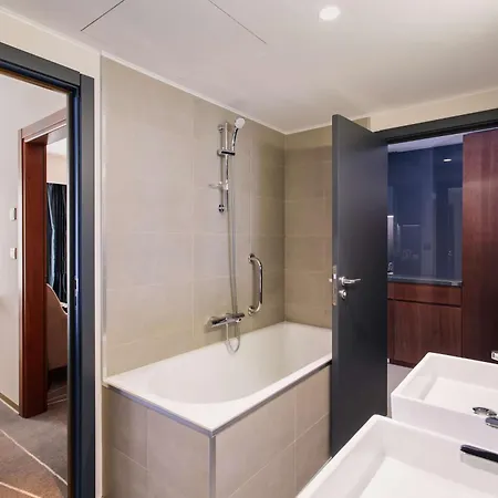 Doubletree By Hilton - Plaza מלון