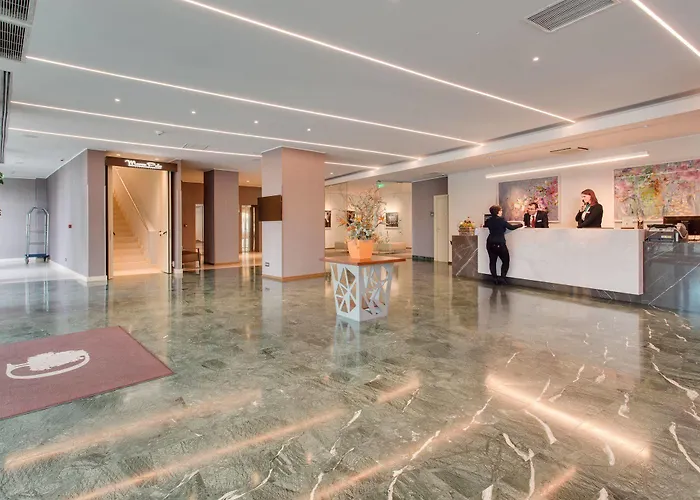 Doubletree By Hilton - Plaza